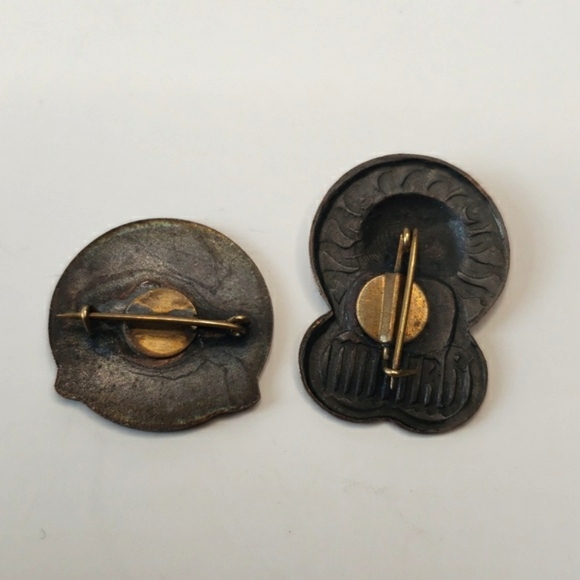 Set of 2 vintage copper and black Lion pin brooches - Picture 3 of 7